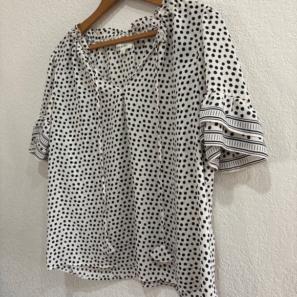⚡️5/$25 bundle sale ⚡️Max Studio Black and White Polka Dot Blouse - Picture 4 of 4